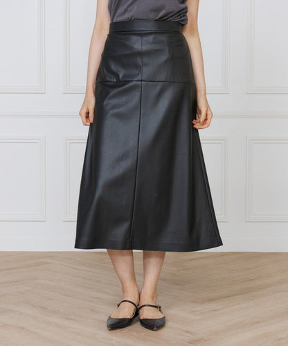 フェイクレザートラペーズスカート