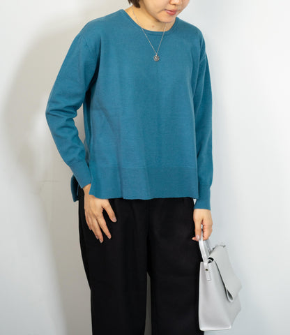 クルーネックサイドスリットニット
