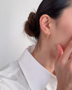 きらめく小粒フープピアス