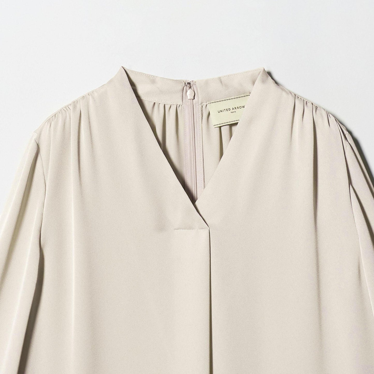 バック サテン Vネック ロングスリーブ ブラウス ‐ウォッシャブル‐