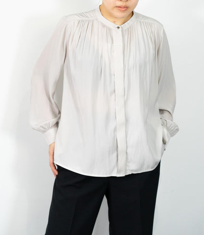 パウダーサテンギャザーブラウス