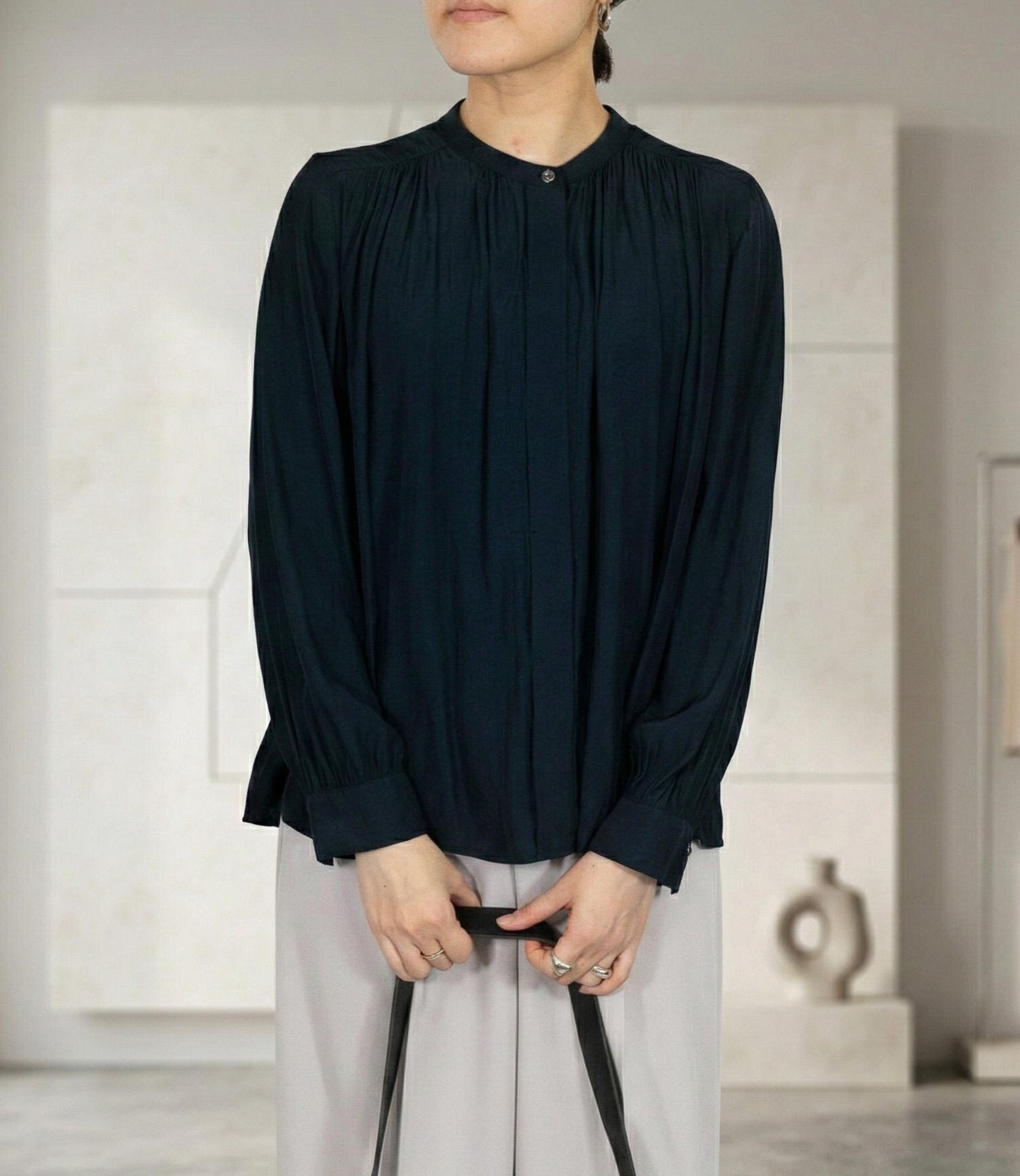 パウダーサテンギャザーブラウス