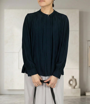 パウダーサテンギャザーブラウス