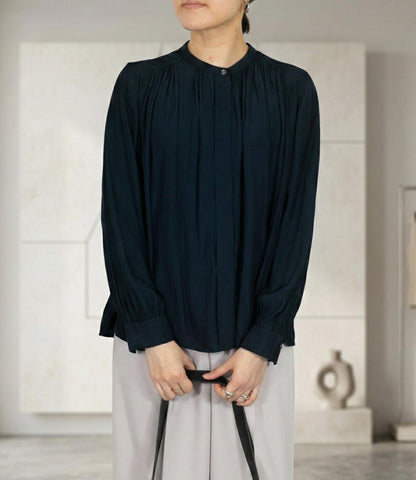 パウダーサテンギャザーブラウス