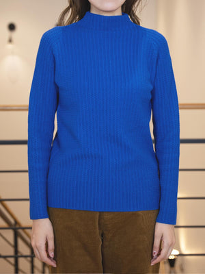 ケーブル柄ボトルネックニット