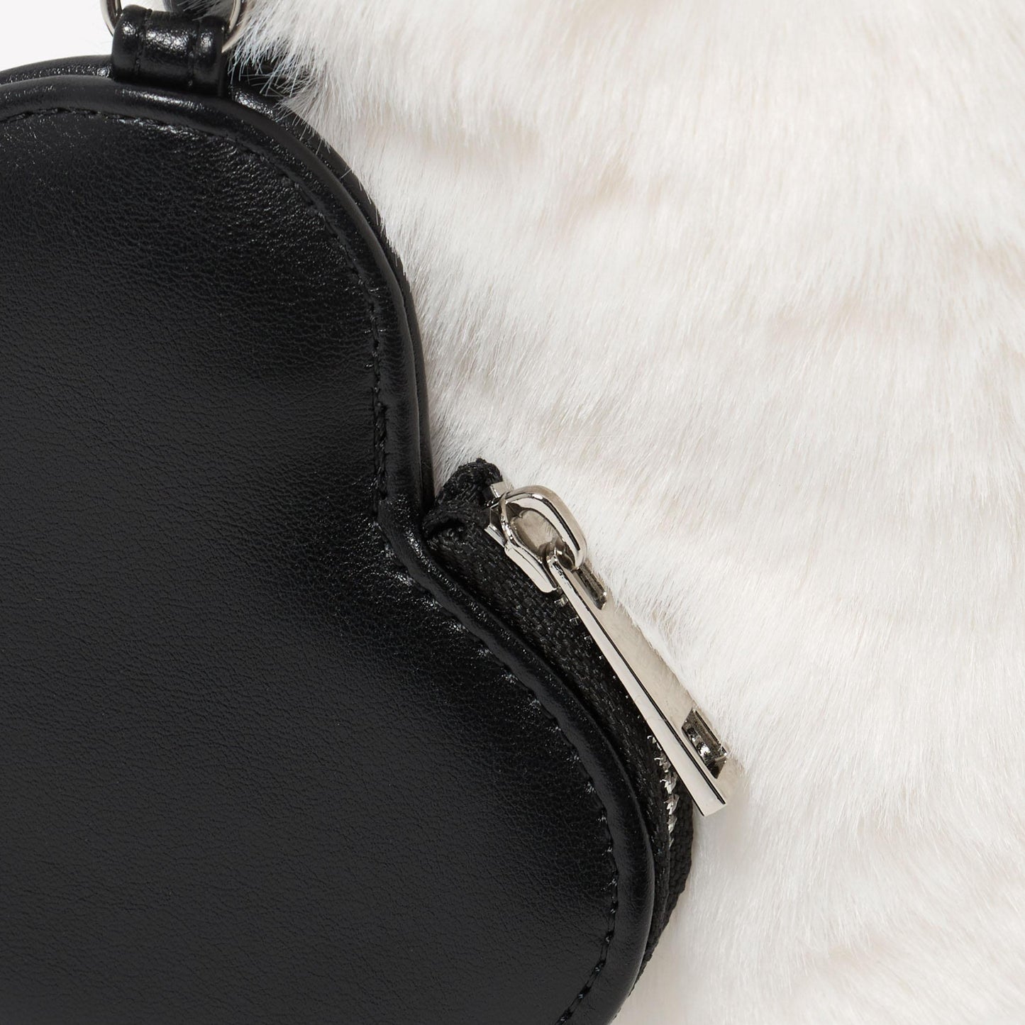 ファーショルダーバッグ ハートチャーム付き