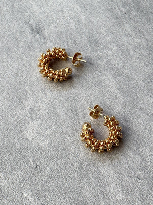 きらめく小粒フープピアス