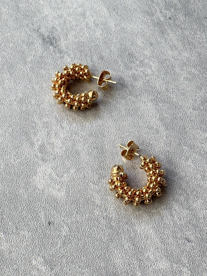 きらめく小粒フープピアス