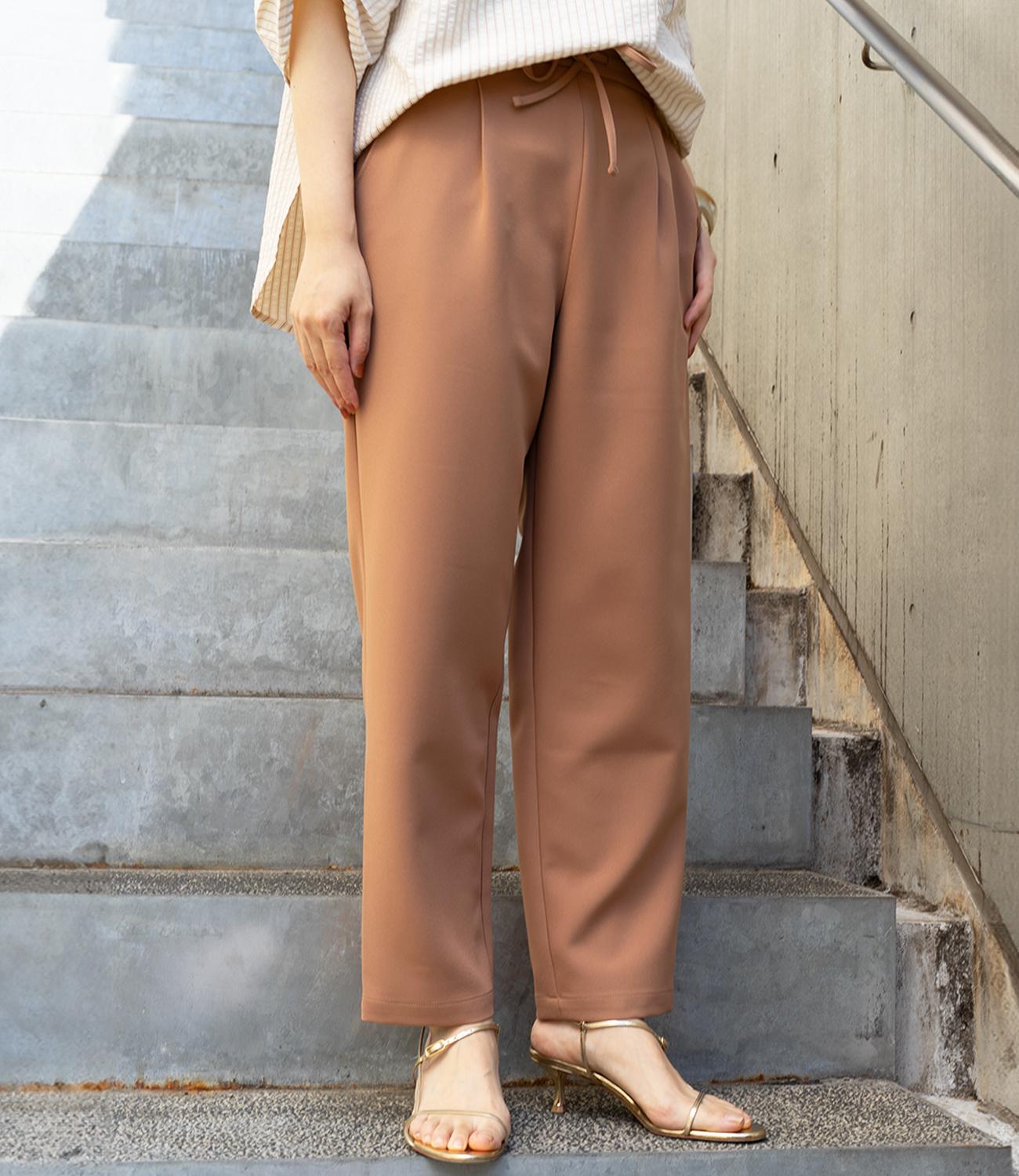 美シルエットテーパードパンツ