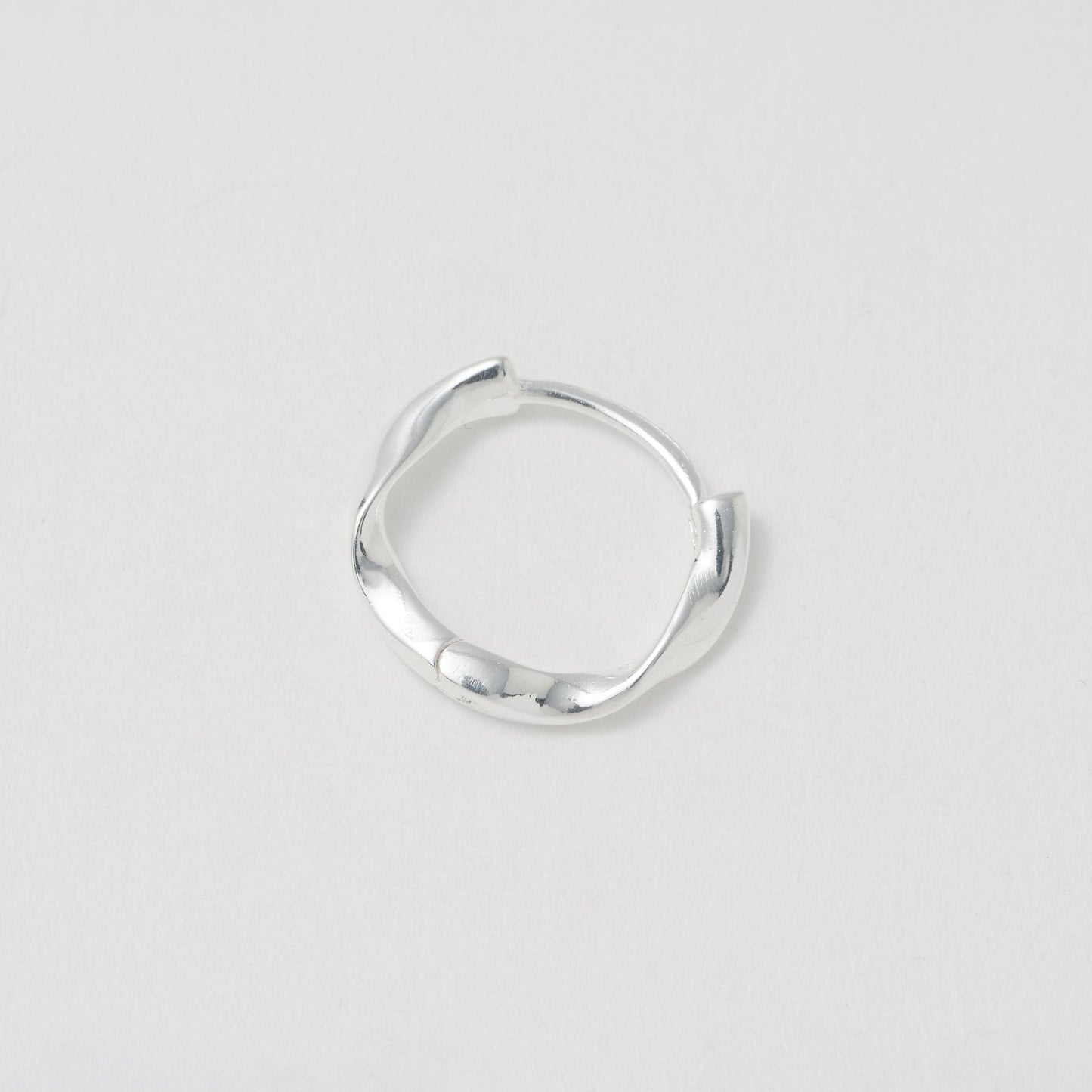 ＜ANNA SOTTILOTTA＞ヒネリフープピアス