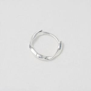 ＜ANNA SOTTILOTTA＞ヒネリフープピアス