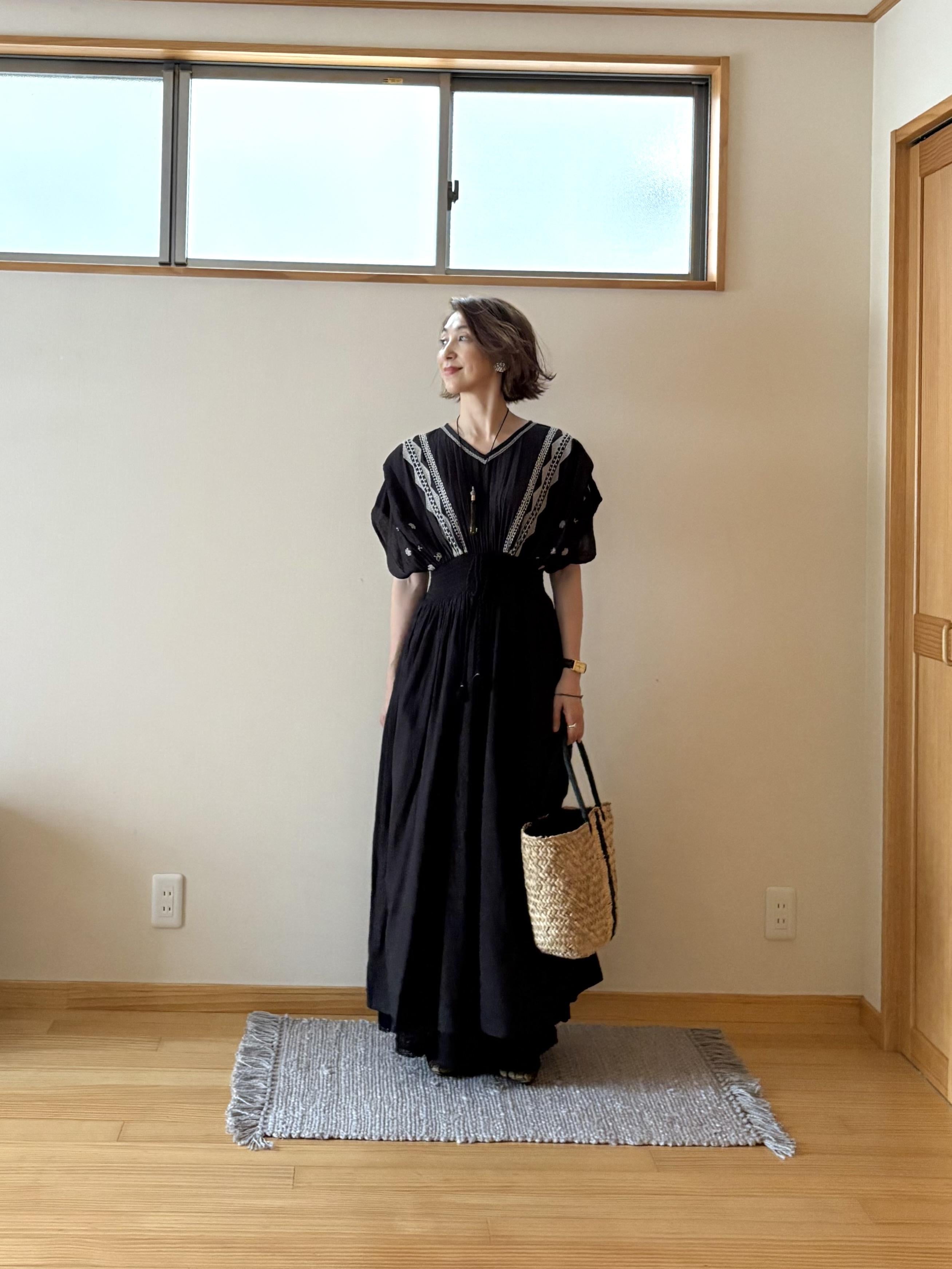 モノトーン刺繍Vネックシャーリングワンピース – &DROBE (アンドローブ)