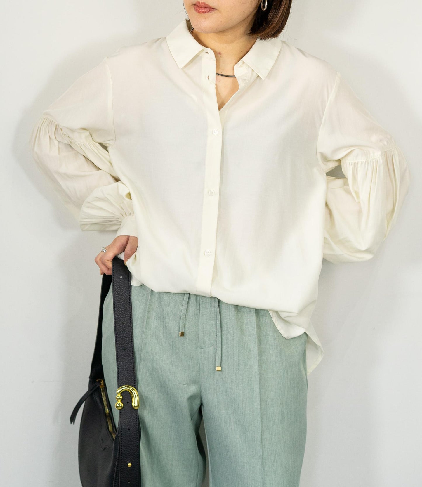 バンドカラーギャザーボリュームブラウス