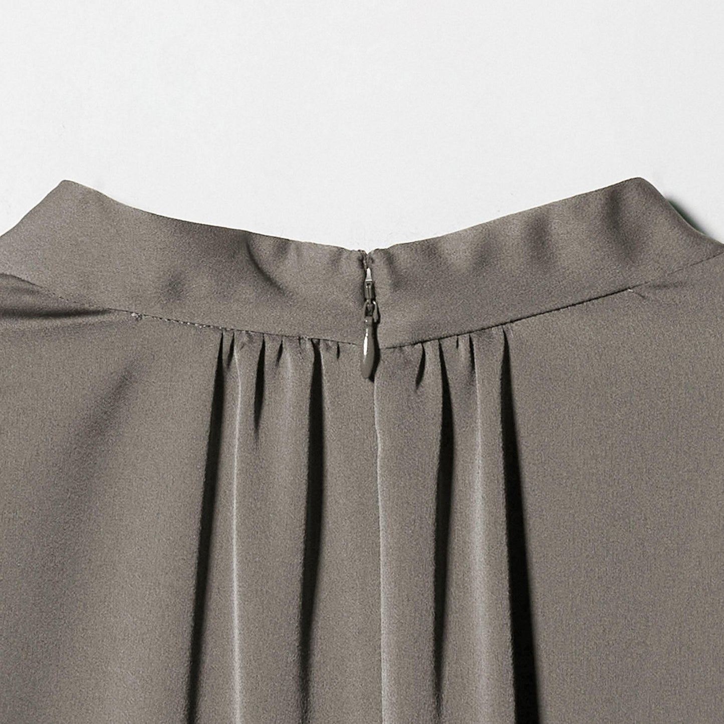 バック サテン Vネック ロングスリーブ ブラウス ‐ウォッシャブル‐