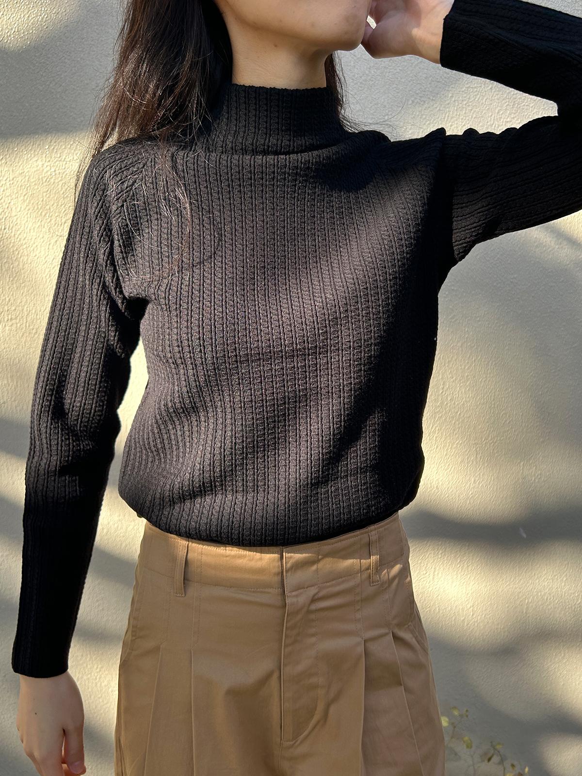 ケーブル柄ボトルネックニット