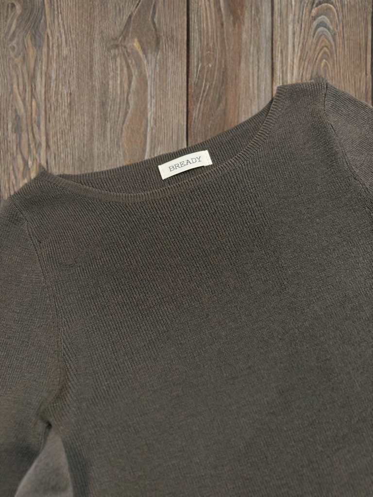 ベーシックラウンドネックニット