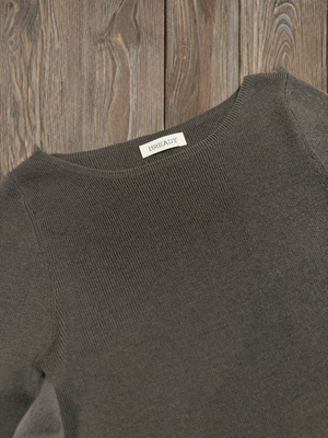 ベーシックラウンドネックニット