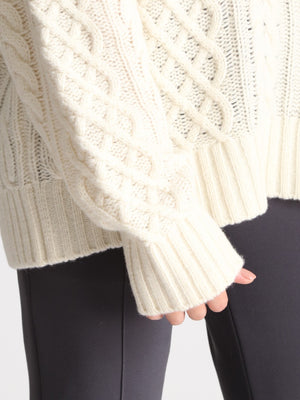 ケーブルニット