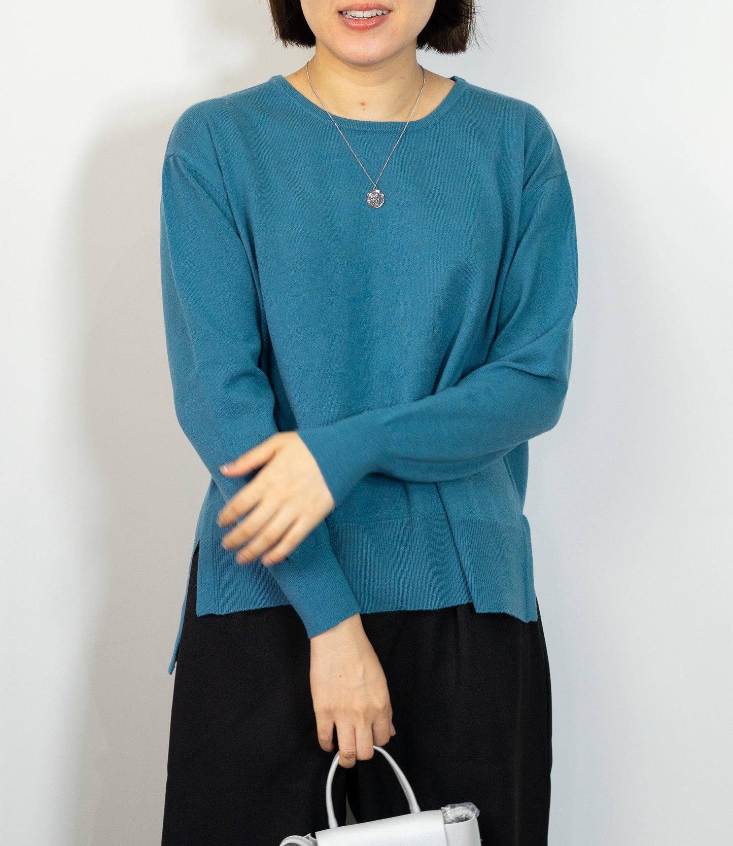 クルーネックサイドスリットニット