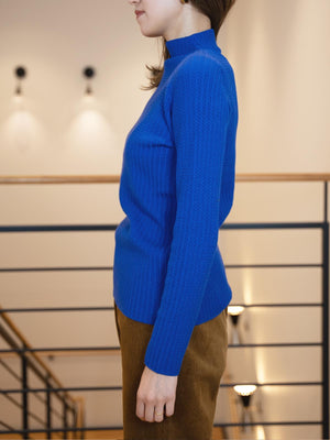 ケーブル柄ボトルネックニット