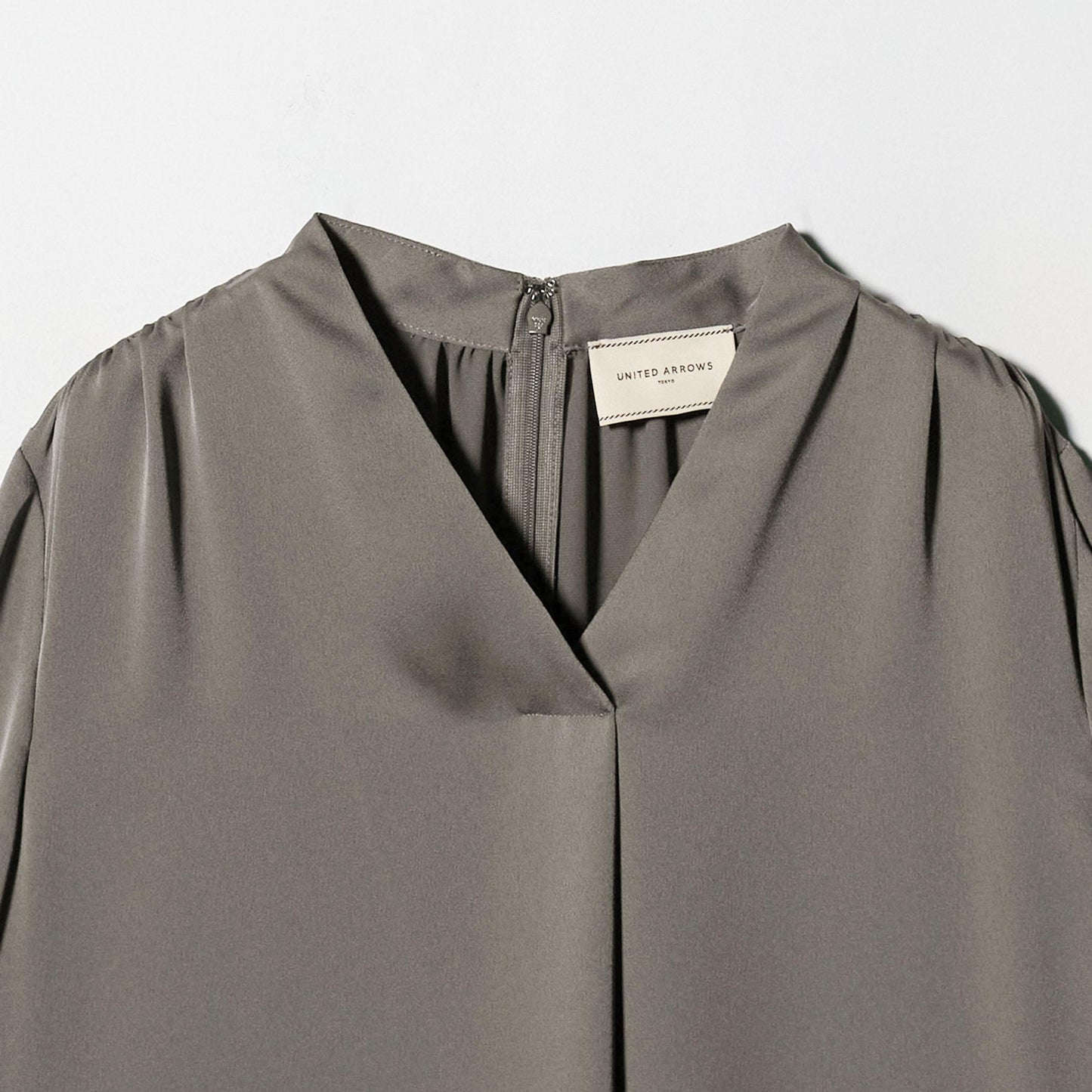 バック サテン Vネック ロングスリーブ ブラウス ‐ウォッシャブル‐