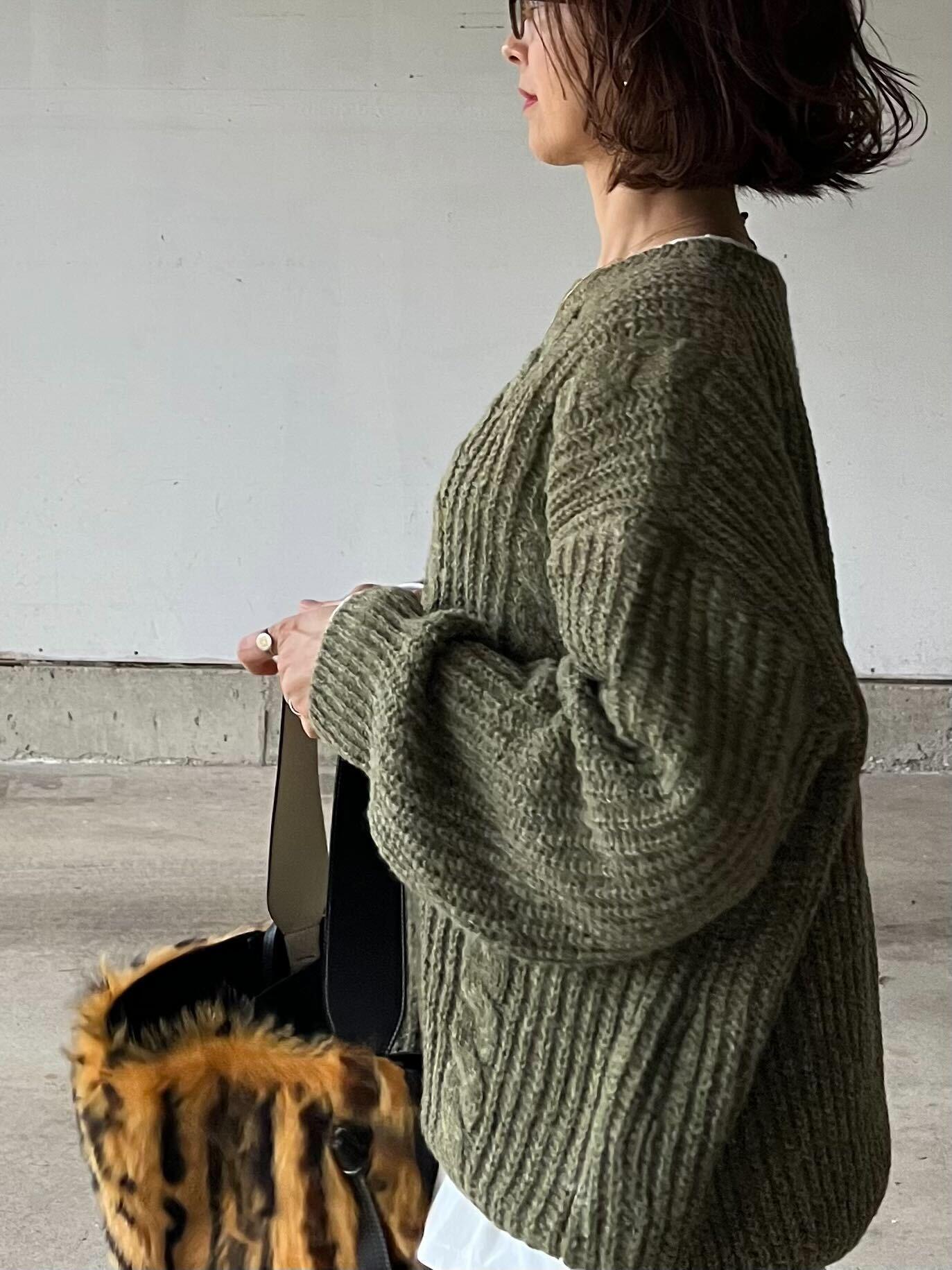 ケーブル編みカーキニット