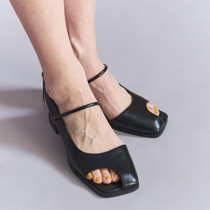 レザーライク オープントゥ バックストラップミュール