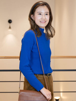 ケーブル柄ボトルネックニット