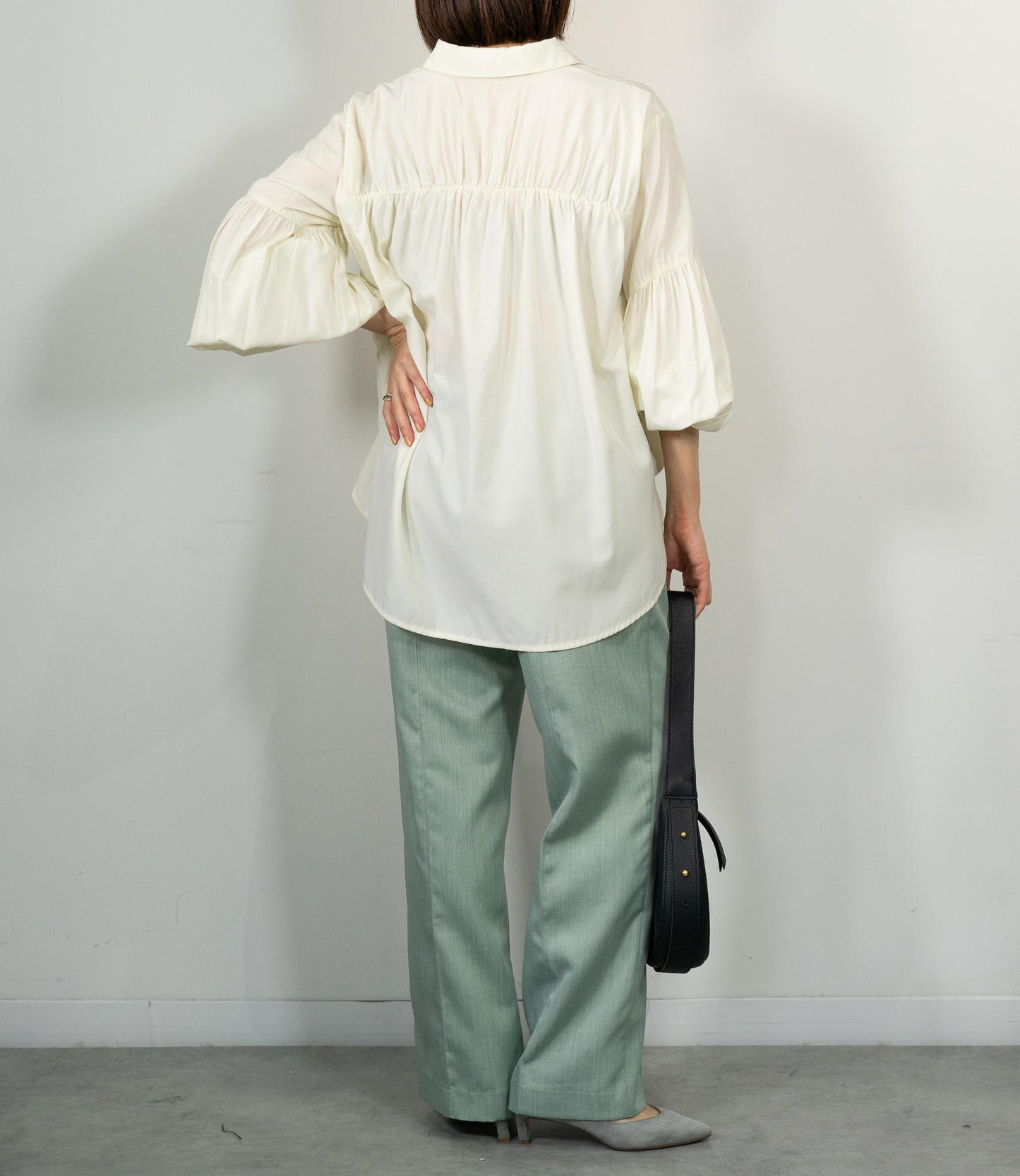 バンドカラーギャザーボリュームブラウス