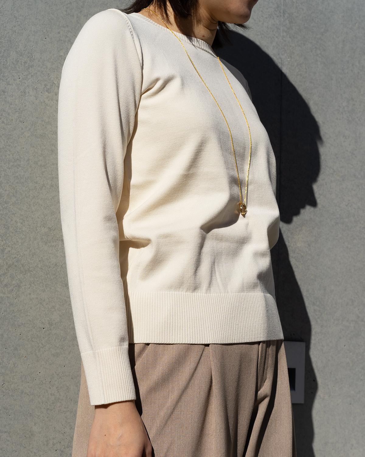 クルーネックストレートニット