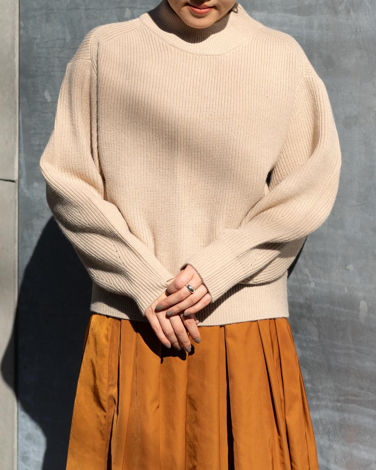 ハイネックボリュームスリーブニット