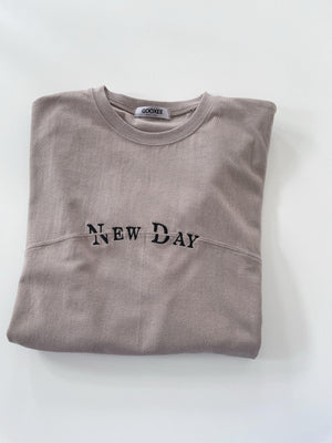 NEW DAY ボクシーTシャツ