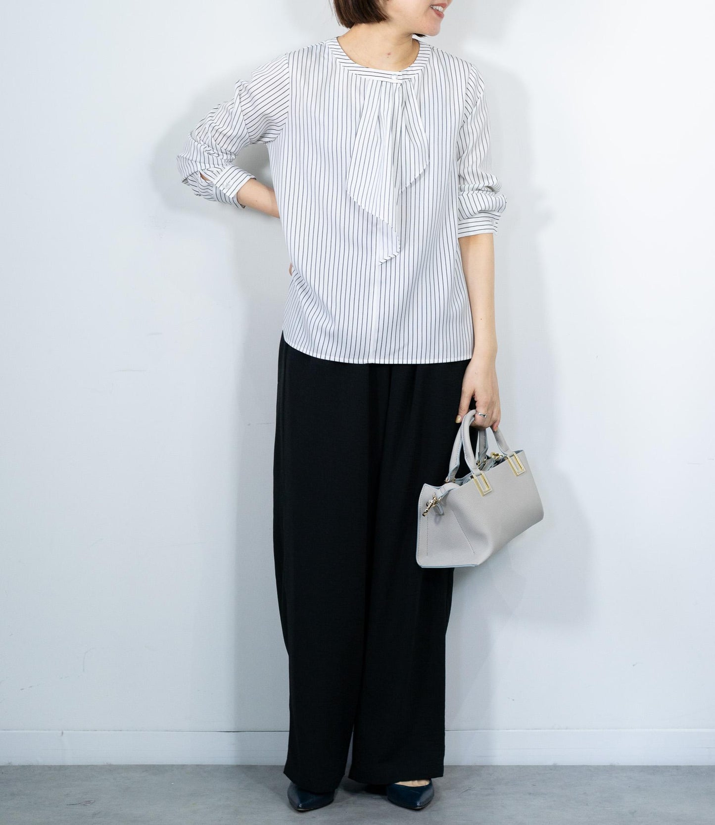 綺麗めストライプフリルタイブラウス