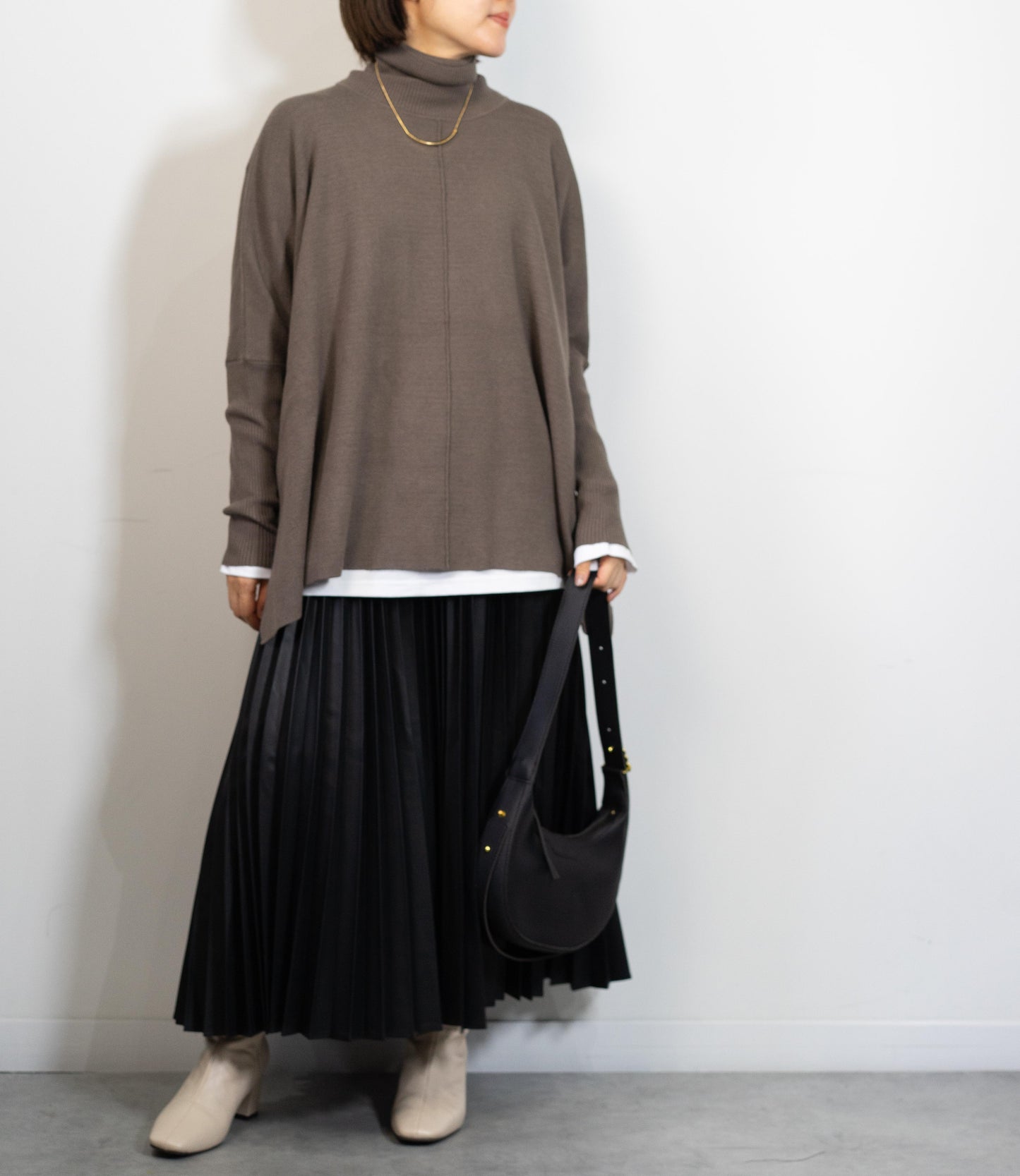 ハイネックポンチョニット