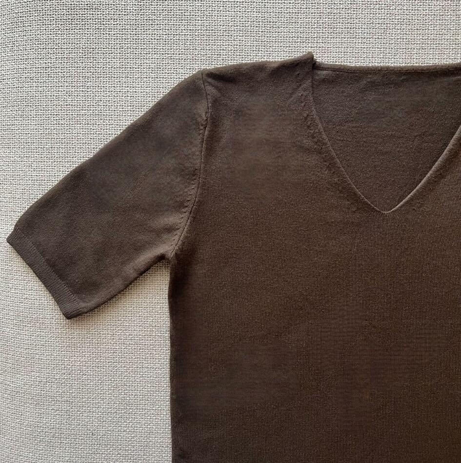 ミニマルVネックハーフスリーブニット