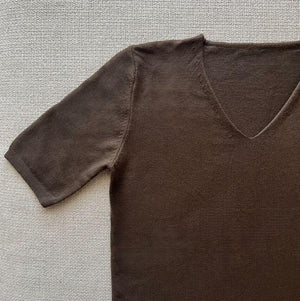 ミニマルVネックハーフスリーブニット