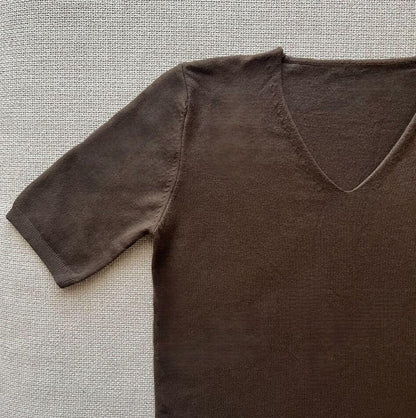 ミニマルVネックハーフスリーブニット