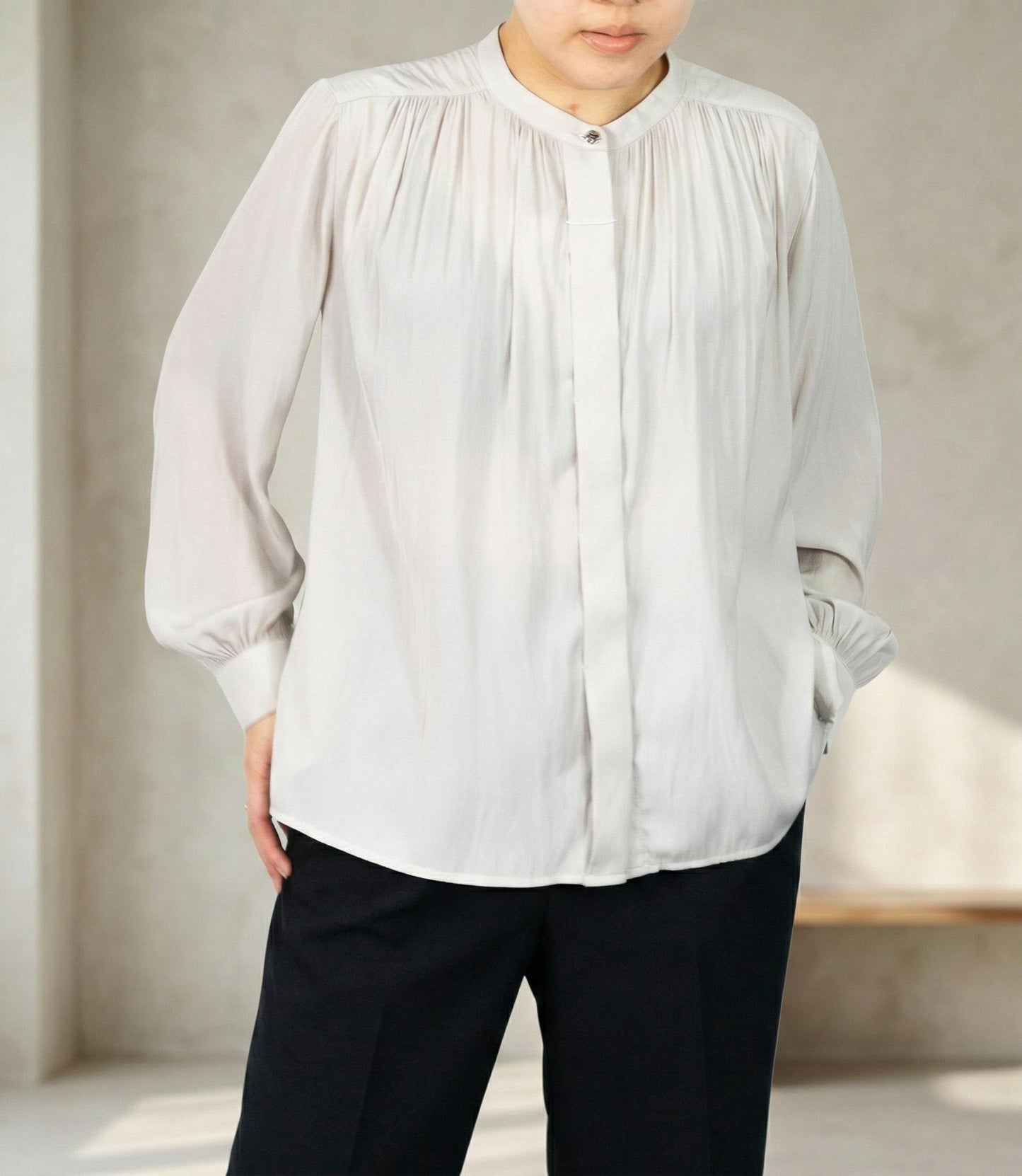 パウダーサテンギャザーブラウス