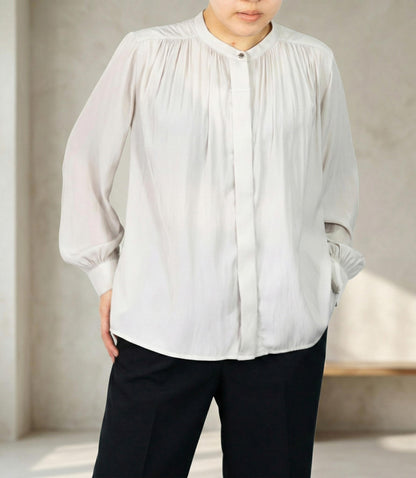 パウダーサテンギャザーブラウス