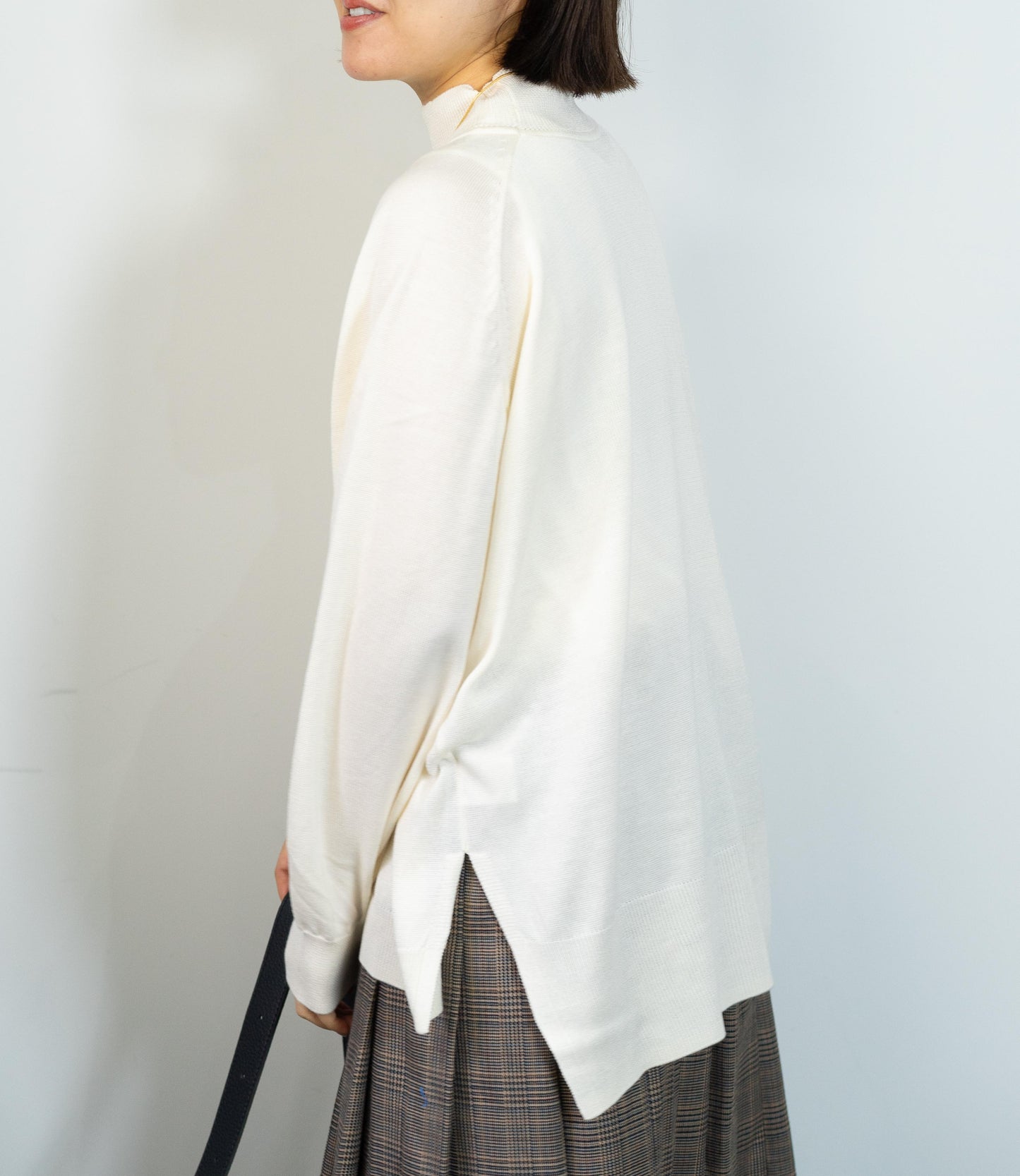 モックネックラグランニット