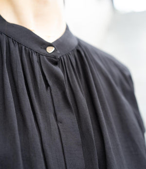 とろみバンドカラーブラウス