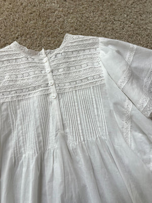 カットワーク刺繍ブラウス