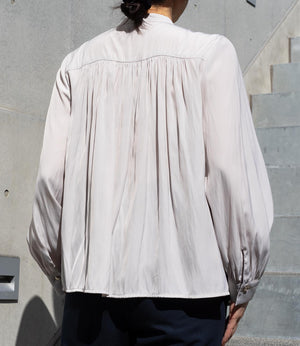 パウダーサテンギャザーブラウス