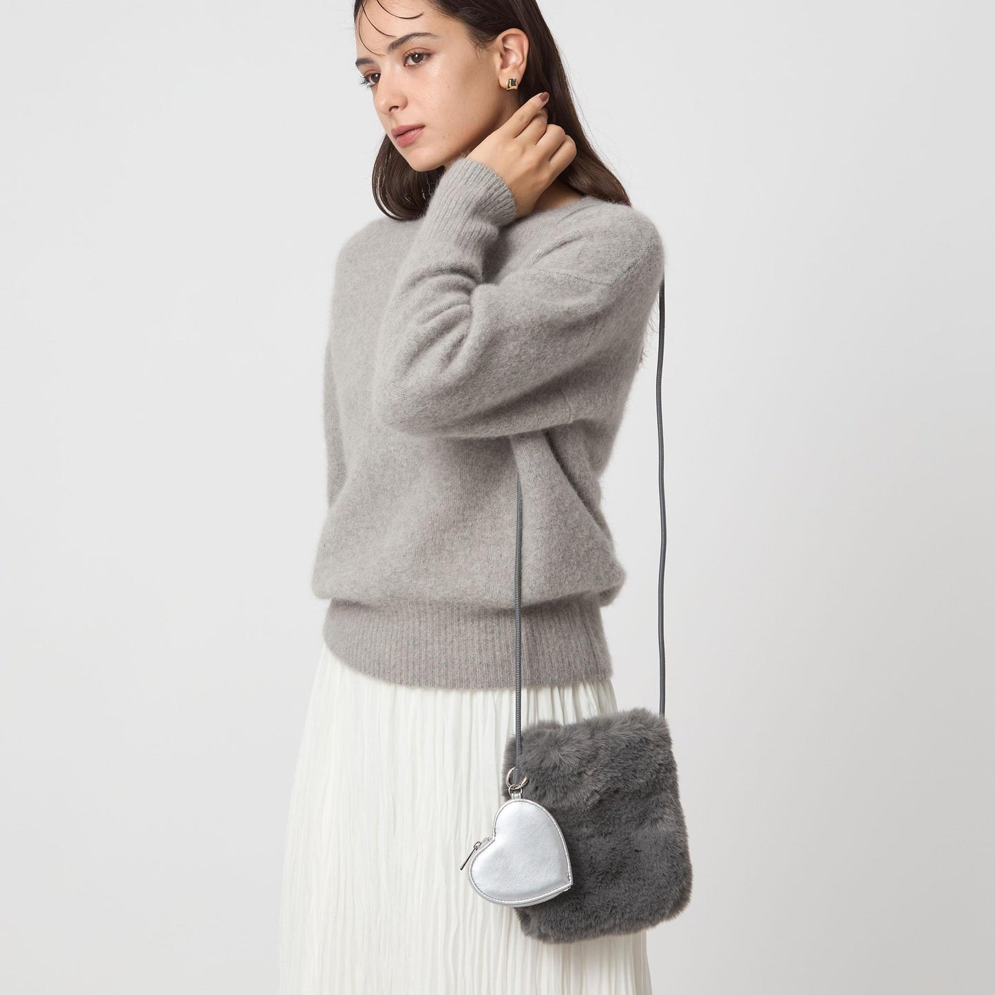 ファーショルダーバッグ ハートチャーム付き