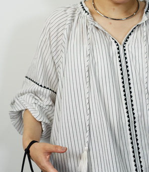 エンブロイダリーエアリーブラウス