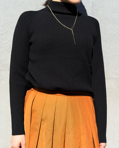 ケーブル柄ボトルネックニット