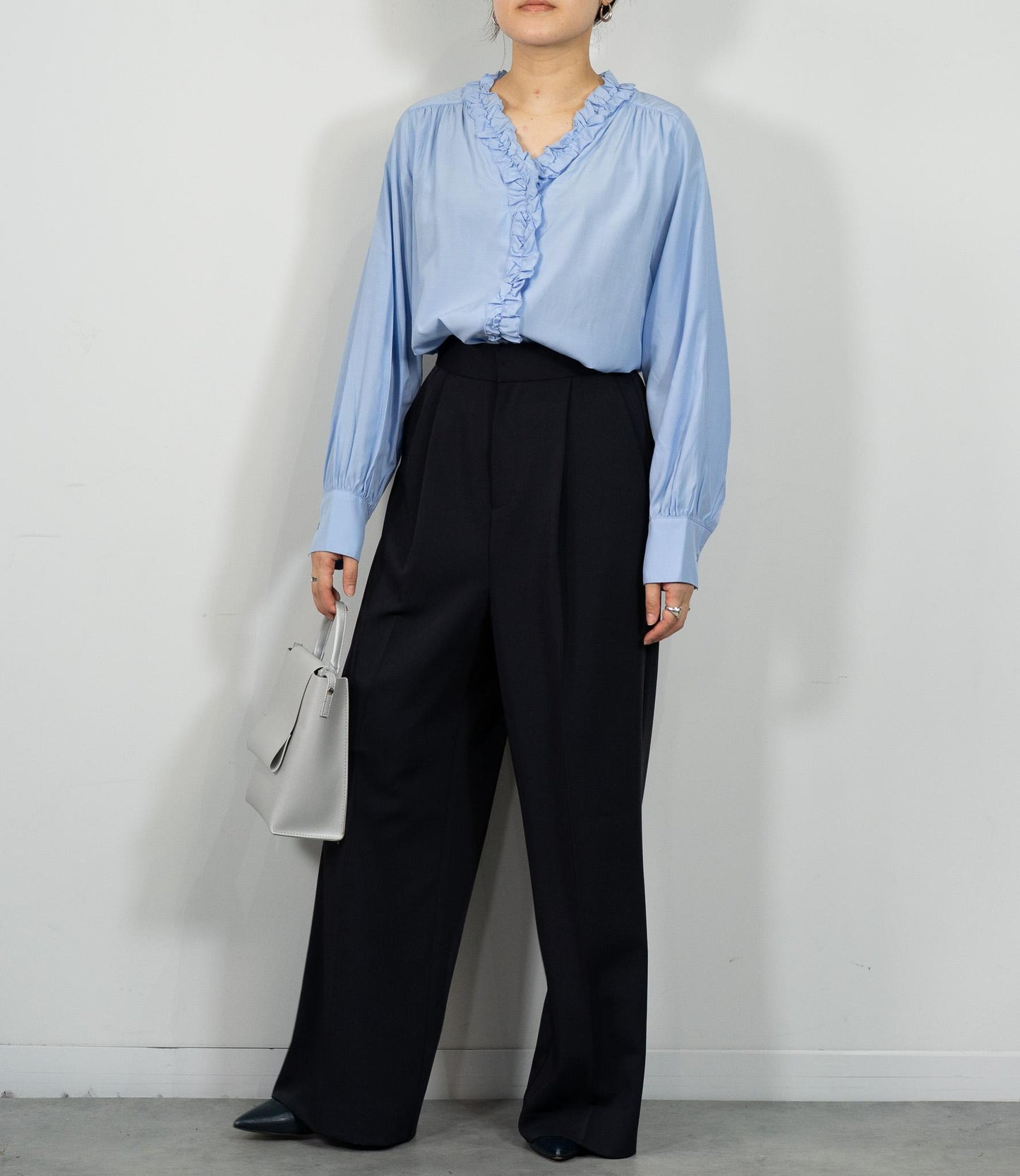 フリルカラーVネックブラウス