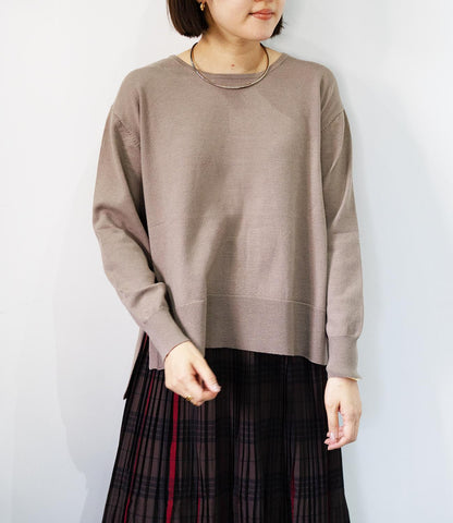 クルーネックサイドスリットニット