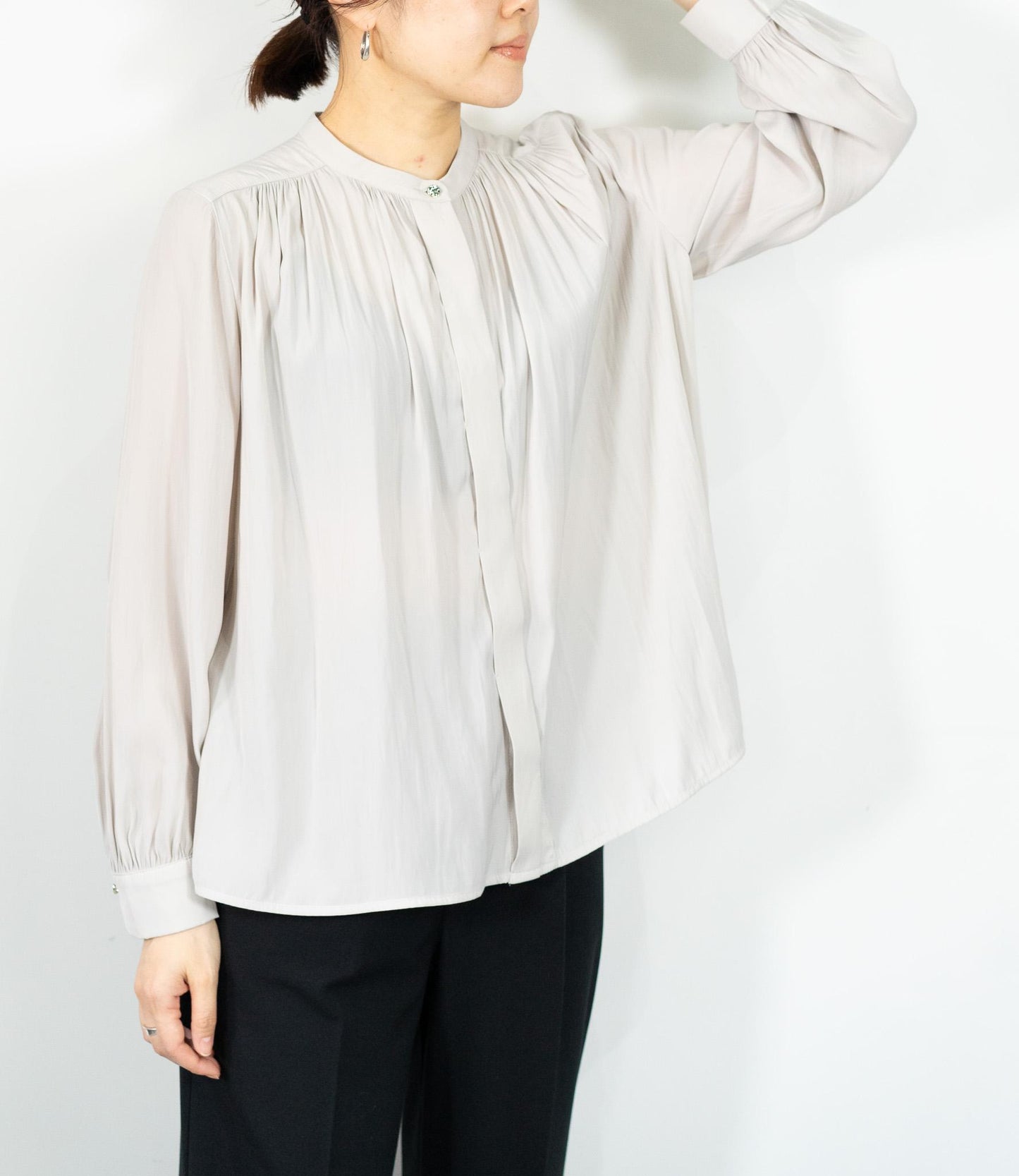 パウダーサテンギャザーブラウス