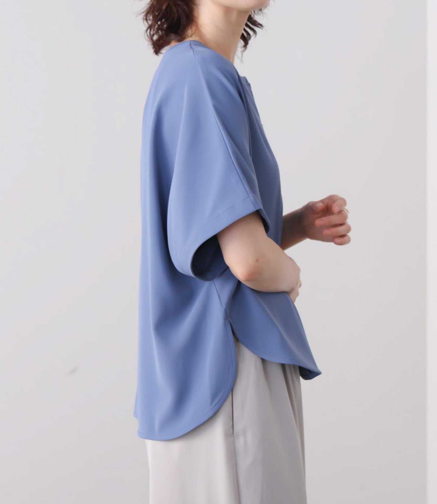 【接触冷感】ダブルクロスキーネックブラウス